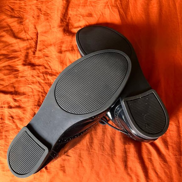 Black Womens Size 8 Lace Up Oxford, Patent Finish, Rubber Soles Brogue Detail - Picture 2 of 5